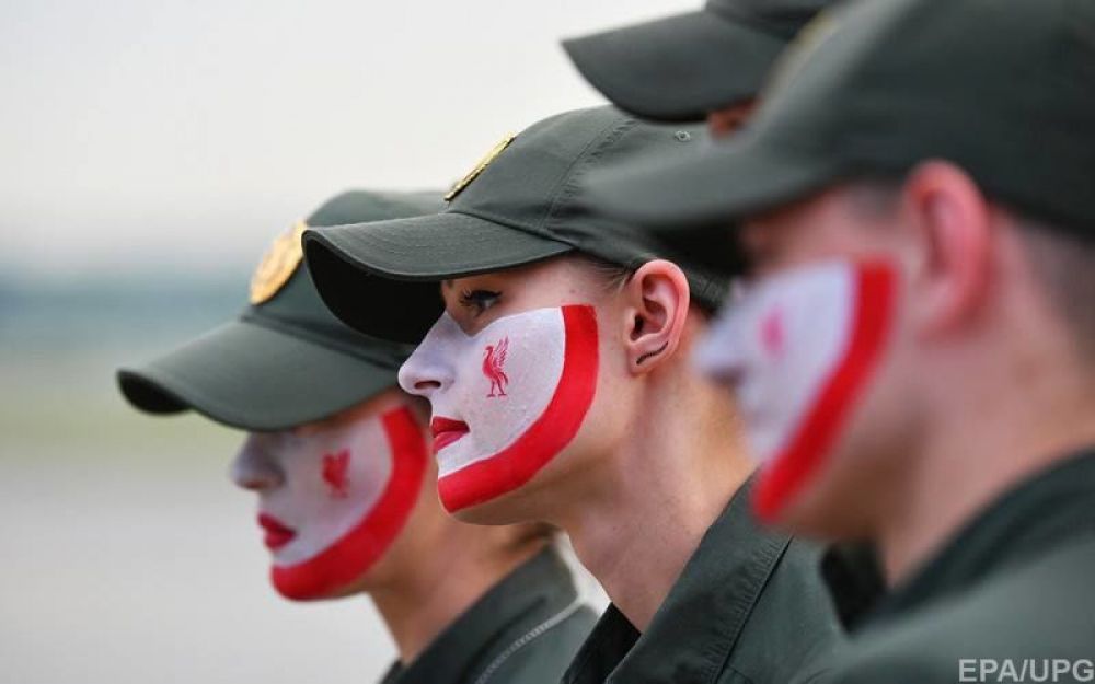 В пятницу, 25 мая украинские пограничники в масках цвета команды "Ливерпуль" встречали команду в аэропорту "Киев" им. Сикорского.