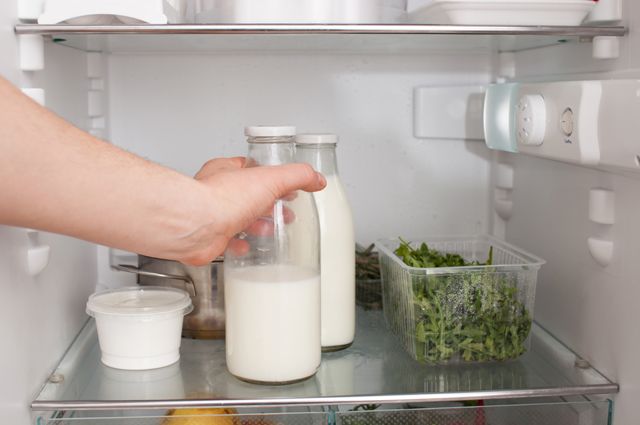 Можно ли использовать просроченное молоко для выпечки?