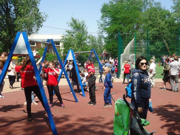 В донской столице открыли детский инклюзивный парк, приспособленный для занятия спортом и отдыха детей с ограниченными возможностями здоровья.