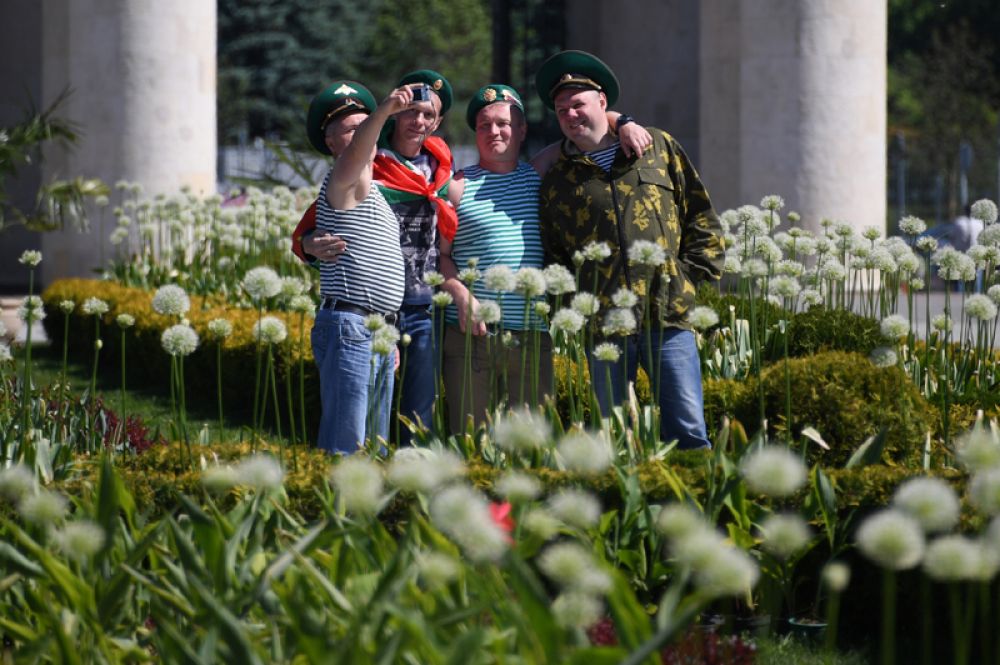 Пограничники в запасе во время празднования Дня пограничника в Центральном парк культуры и отдыха имени Горького в Москве.