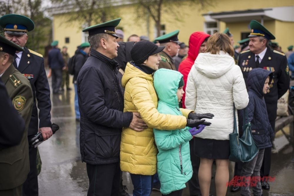 Там собрались сотни пограничников и ветеранов службы пограничных войск, а также их родные и близкие.
