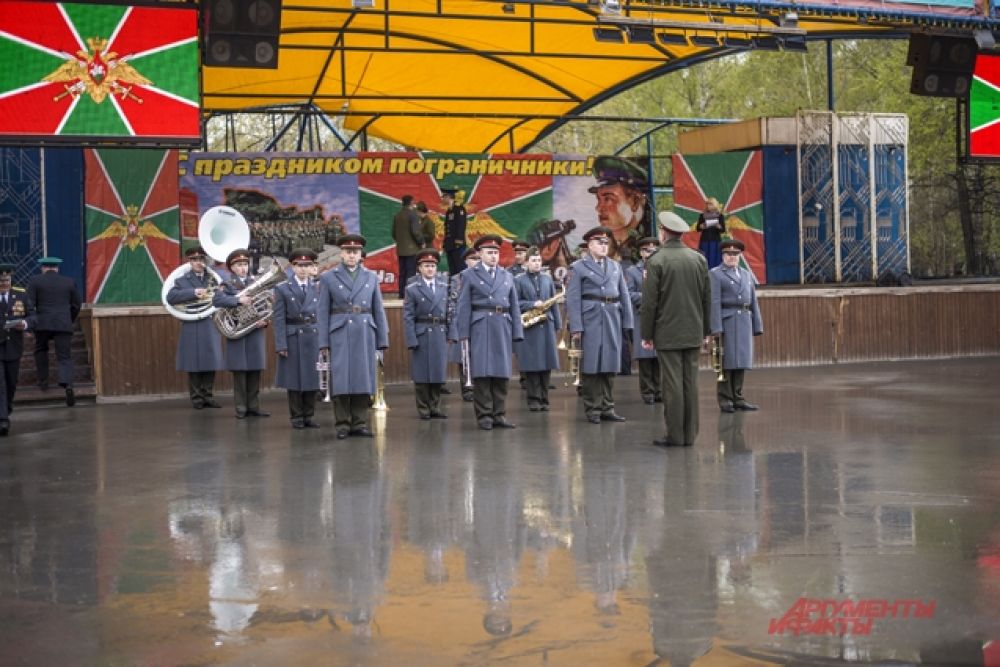 Тем временем, на сцене выступил военный оркестр.
