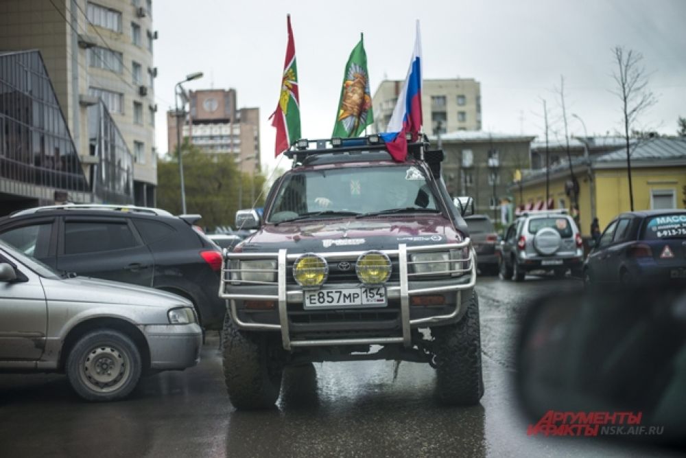 Их автомобили были узнаваемы на всех улицах города.