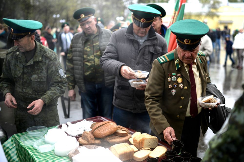 Пограничники в запасе во время празднования Дня пограничника в Центральном парке в Новосибирске.