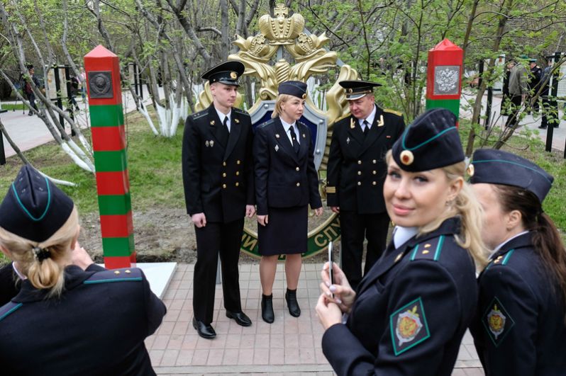 Празднование Дня пограничника в сквере пограничников Арктики в Мурманске.