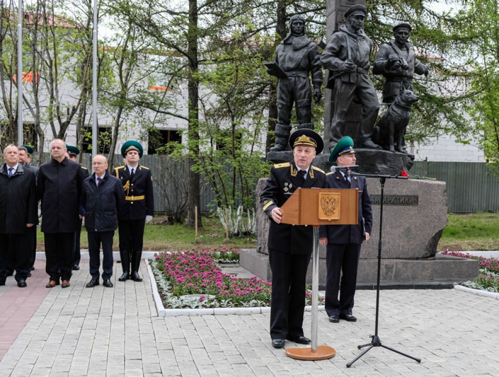 Празднование Дня пограничника в сквере пограничников Арктики в Мурманске.