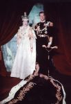 После коронации были сделаны многочисленные официальные фотографии королевы. Самыми известными являются работы фотографа Сесила Битона, в дальнейшем он часто делал снимки королевской семьи для официальных публикаций и особенно любил, когда ему позировала Елизавета. 