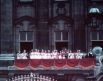 После коронации Елизавета вернулась в Букингемский дворец. В сопровождении семьи она появилась на балконе дворца, где ее встретила ликующая толпа.