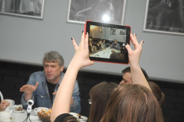 Накануне премьеры режиссёр встретился с омскими журналистами.