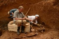 Палеонтологи на раскопках трогонтериевого слона
