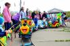 Для малышей была организована своя «Поляна карапузов», где они катались на паровозике, играли в гигантское «Лего» и прыгали на батутах.