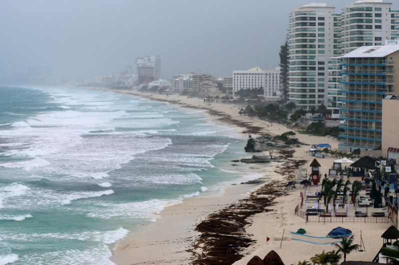 Пустой пляж в мексиканском Канкуне перед началом шторма «Альберто».
