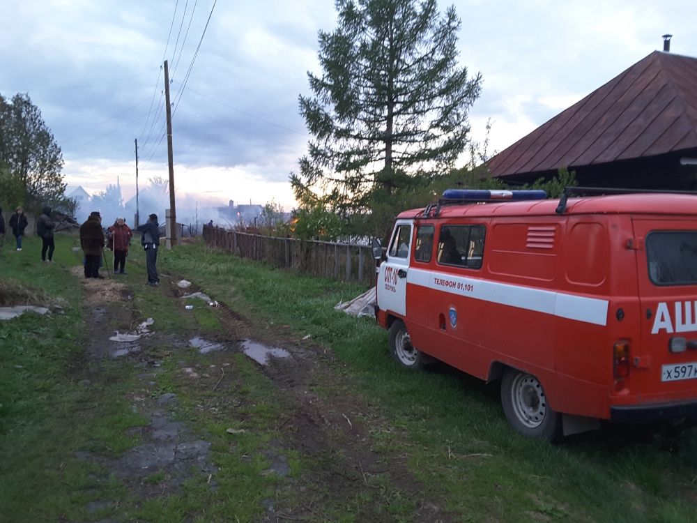Чудом пожарные спасли ближайший дом, который вот-вот должен был вспыхнуть.