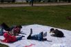 Дети, которые любят рисовать, раскрасили огромный плакат, посвящённый Химфесту.
