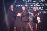  Андрей Семенюк, директор филиала Азот АО «ОХК «УРАЛХИМ», вручает Почетную грамоту Министерства промышленности и торговли РФ.