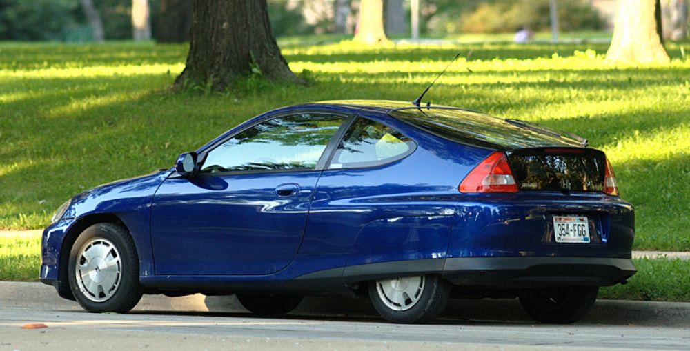 Honda Insight. Неуместное увлечение футуризмом привело к рождению на свет несуразного гибрида Honda Insight. И если конкурирующий с ним «Приус» еще как-то был гармоничен, то перевешенная корма «Хонды» вызывала насмешки. Однако машина продержалась на конвейере до 2014 года и распространялась в США. Ее ставили в пример «зеленые» за трогательные борта и экономичный 70-сильный мотор.