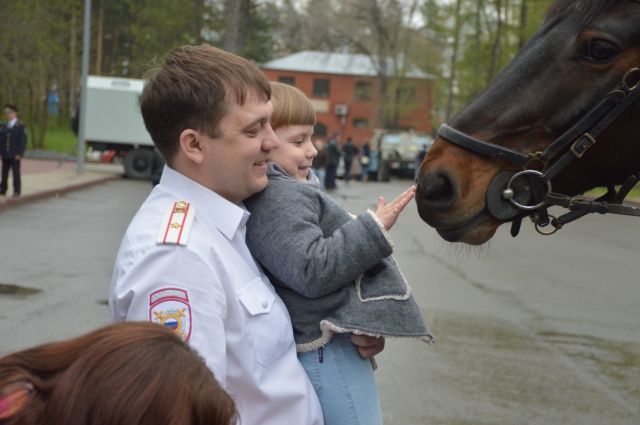 На площадке перед «Ареной» прошла выставка полицейской спецтехники и фотосессия с лошадьми и служебно-розыскными собаками.