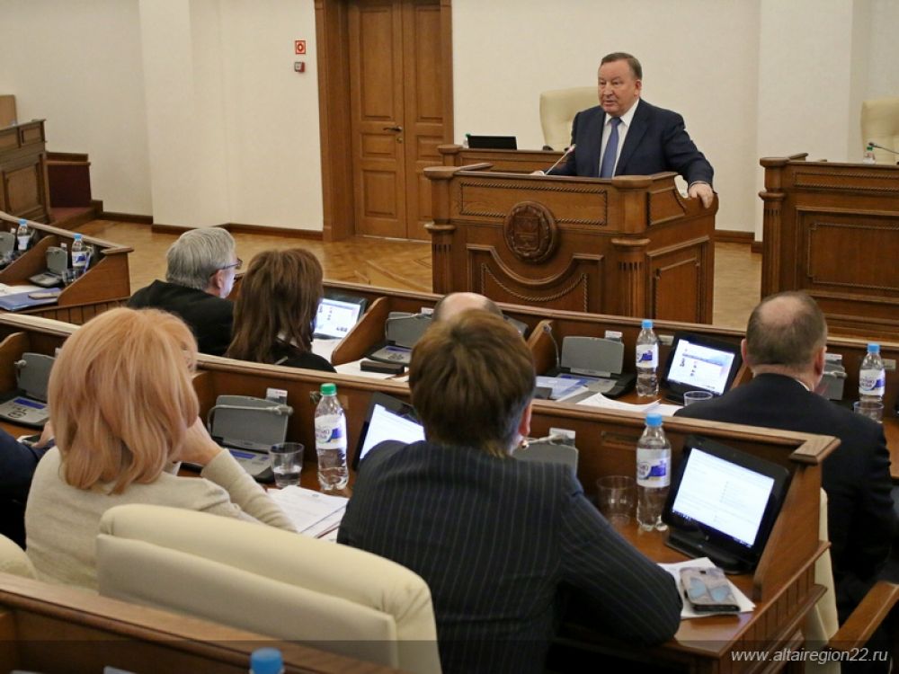 Губернатор Александр Карлин на сессии АКЗС.