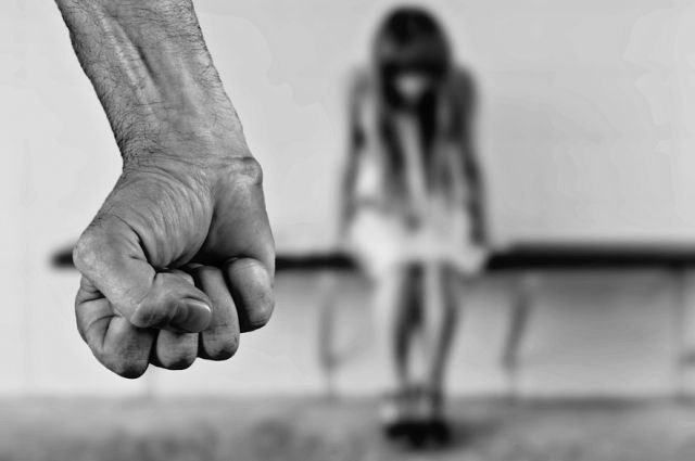Полицейские Нефтеюганска возбудили уголовное дело в отношении мужчины за неисполнение обязанностей по воспитанию несовершеннолетней дочери