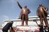 Сергей Лавров возлагает цветы к памятнику первым северокорейским лидерам.