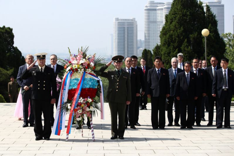 Церемония возложения цветов к монументу советским воинам «Освобождение» в парке Моранбон в Пхеньяне.