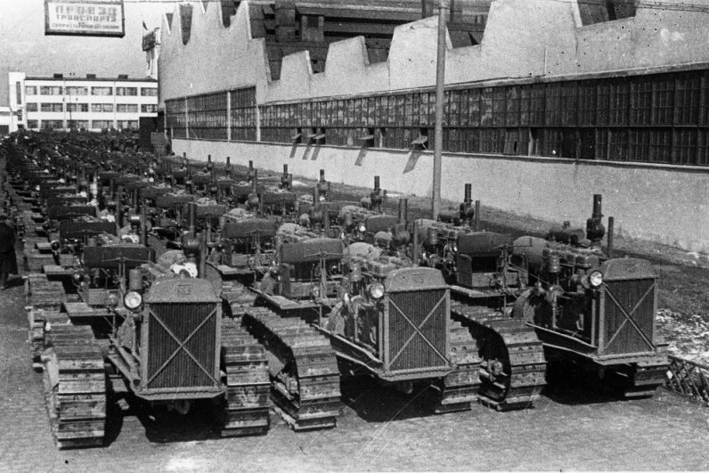 1934-1935 годы. Тракторы перед отправкой на поля страны.