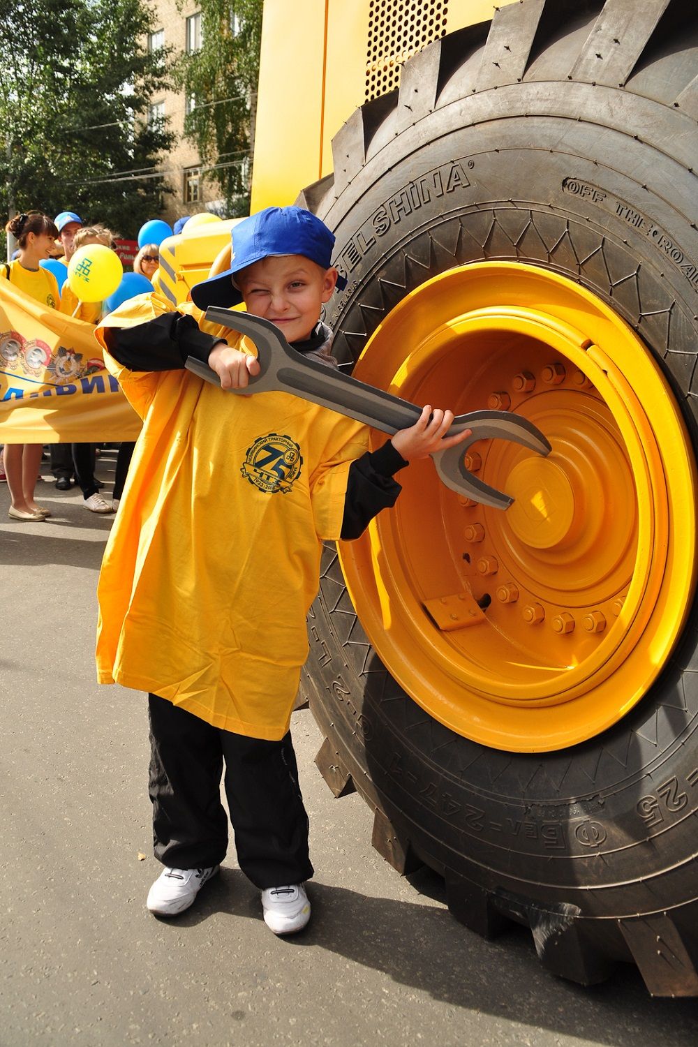 Ежегодно, в день рождения завода, дети сотрудников с родителями посещают территорию предприятия. 2012 год. Юный тракторостроитель в папином цеху.