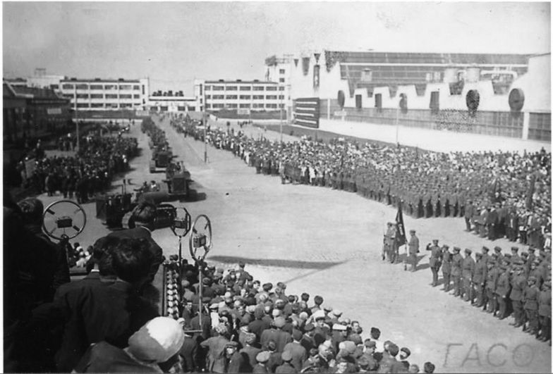 1 июня 1933 года. Исторический момент. Митинг перед пуском завода.