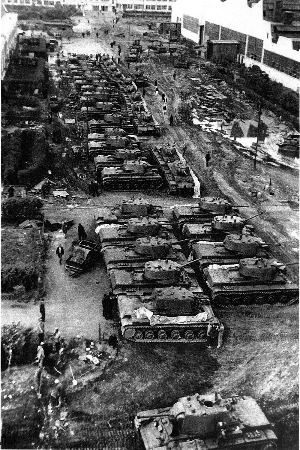 1942 год. Танки готовы отправиться на фронт.