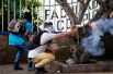 Демонстрант стреляет из самодельного миномета в полицейских во время протеста против правительства Никарагуа в Манагуа. 