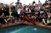 Автогонщик Даниэль Риккардо из команды «Ред Булл»прыгает в бассейн после победы в гонке Формулы-1, Монте-Карло, Монако.