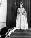 Одежду для всех членов королевской семьи и для самой Елизаветы разрабатывал модельер Норман Хартнелл. Окончательный вариант наряда был утвержден в результате многочисленных личных встреч с королевой: это было белое атласное платье, вышитое цветочными эмблемами стран Содружества.