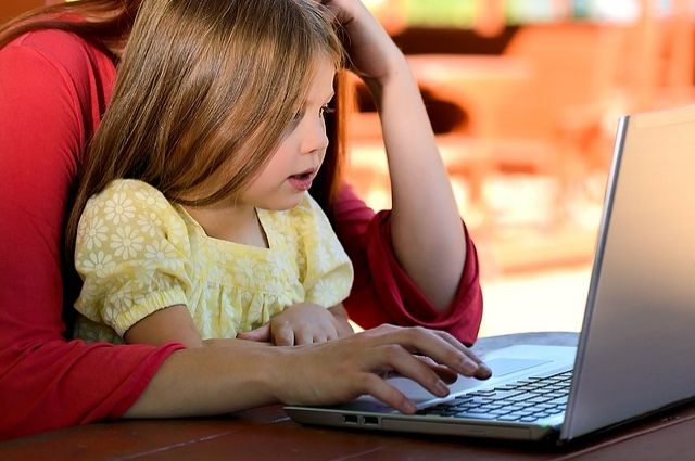 Чрезмерная зависимость детей от экранов телевизоров, компьютерных мониторов и иных гаджетов таит серьёзные риски для их здоровья и психики.