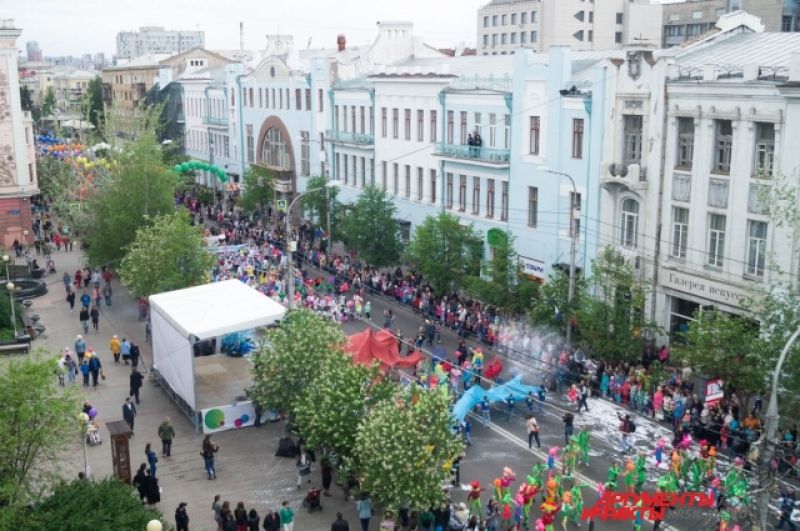 Несколько тысяч участников прошлись по главной улице города.