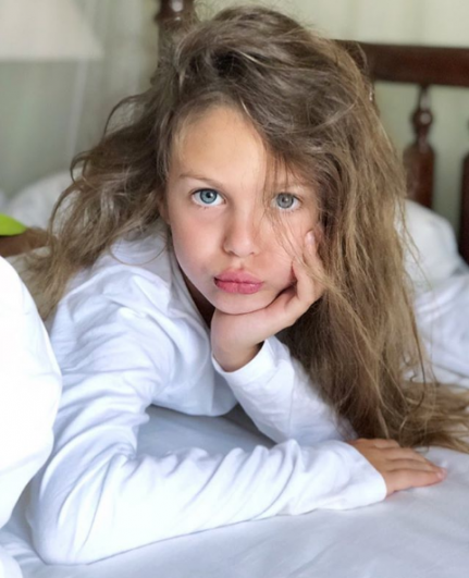 А Оля Полякова порадовала подписчиков фотографией младшей дочери Алис, которой в этом году исполнится 7 лет. Несмотря на юный возраст, Оля Полякова уверена - ребенка можно отправлять в модели хоть сейчас!