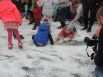 Дети были в восторге от искусственного снега.