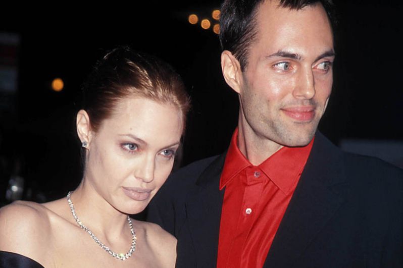 Джеймс Хэйвен. В то же время Анджелина очень близка со своим братом. Он часто сопровождает ее на различные торжественные церемонии. В одном из эпизодов фильма «Прерванная жизнь» Джоли упоминает его имя.