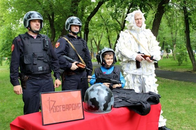 В Международный День защиты детей сотрудники Росгвардии пришли в парк им.Перовского в Оренбурге.