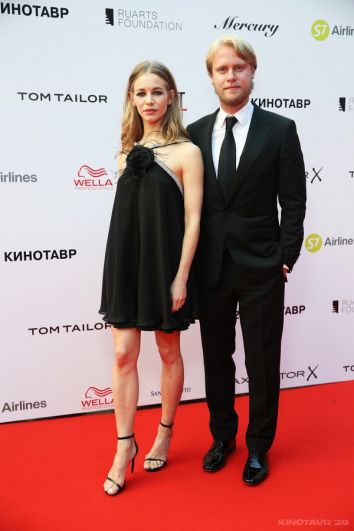 Актриса Светлана Устинова с мужем, кинопродюсером Ильей Стюартом, также выбрали чёрный цвет и классические силуэты.