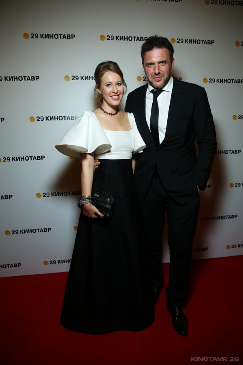 Ксения Собчак (в платье российского дизайнера Вики Газинской) с супругом, актёром Максимом Виторганом.