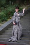 Нонна Гришаева выбрала закрытое платье, отсылающее к моде начала прошлого века. 