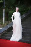 Дарью Мороз из-за воздушного светлого платья в Интернете сравнили с призраком, однако модные эксперты оценили выбор актрисы.