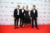 Рома Зверь, Ирина Старшенбаум, Тео Ю, представляющие фильм открытия «Лето», выбрали классические наряды черного цвета.