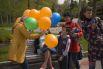 Тем временем партнеры праздника, сотрудник СЛК «Дивногорский» раздавали гостям парка цветные воздушные шарики. 
