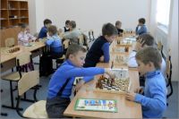 Летом можно научиться играть, например, в шахматы.