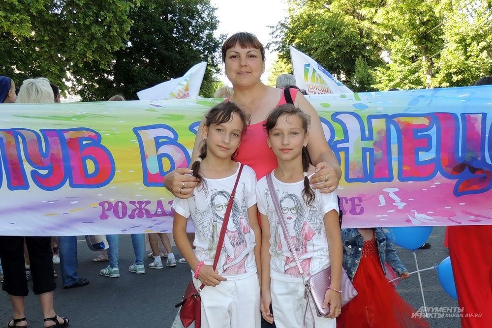 Сестры Юля и Оля Ушкаловы с мамой Надеждой.