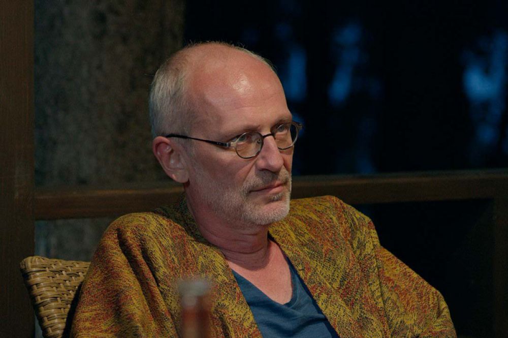 «Дядя Саша» Александра Гордона. Почти чеховская история о когда-то успешном режиссере, снимающем свой последний фильм, назло всем, в своем загородном доме.