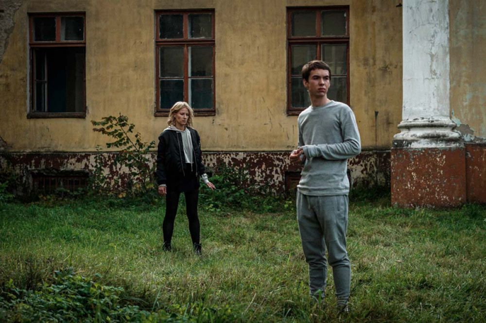 «Подбросы» Ивана И. Твердовского. Фильм рассказывает историю юноши, который болен редкой болезнью и всю жизнь прожил в интернате. Неожиданно его забирает к себе домой мать. В Москве герой, не желая того, становится центром организованной преступной группы.