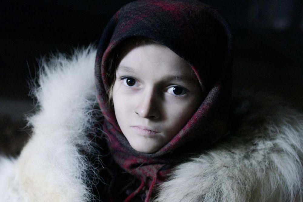 «Война Анны» Алексея Федорченко. Вся семья 6-летней Анны погибает во время массового расстрела, сама девочка чудом остается в живых – мать закрыла ее своим телом. Больше двух лет Анна прячется в нерабочем камине в немецкой комендатуре, пока деревню не освободят от нацистов. Девочке удается не только выжить, но и сохранить в себе человека. В этом ей помогают воспоминания о родителях, доме, и один друг, который спасает ее от полного одиночества.
