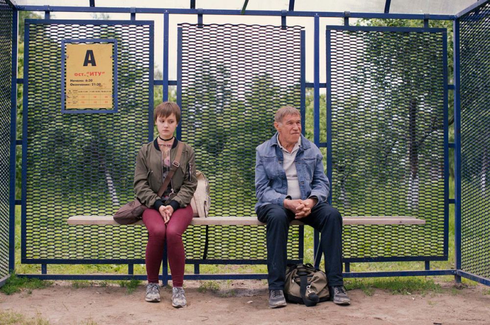 «Два билета домой» Дмитрия Месхиева. Люба Васнецова живет в провинциальном интернате, мечтает поскорее его закончить, уехать в Санкт-Петербург и стать стюардессой. Будущее кажется прекрасным — после окончания интерната ей вручают ключи от квартиры, впереди новая жизнь. Но в день своего выпускного она узнает, что она не круглая сирота — ее отец жив, а не погиб, как рассказывали ей раньше. Потрясенная девушка решает его найти.